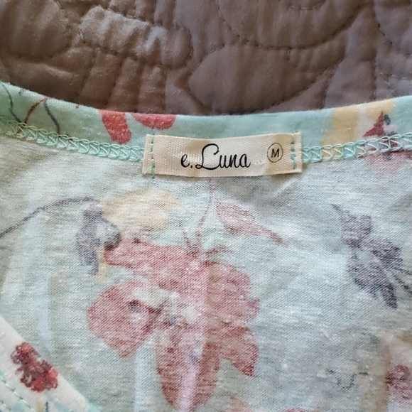 Button detailed short sleeve boutique top - Picture 3 of 3